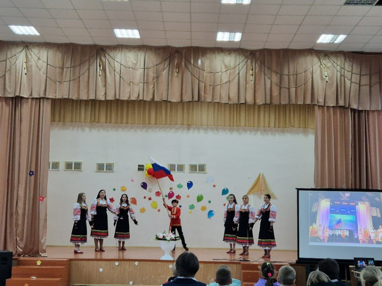 15.11.2023 в Алексеевской школе прошёл концерт Образцового вокального ансамбля "Яблонька"..